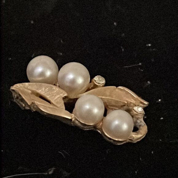 1” gold tone double leaf each with two simulated pearls/1 crystal charm/pendant - Picture 2 of 10